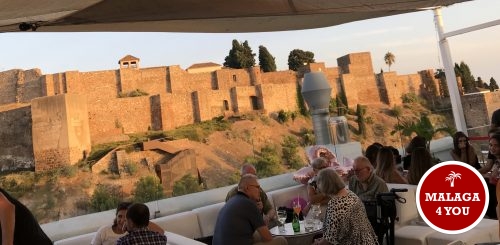 batik rooftop bar alcazaba zicht